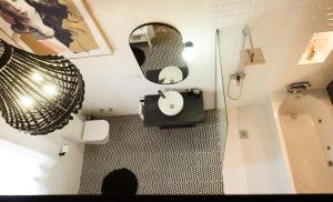 een badkamer met een wastafel en een spiegel bij La Encantada 2 in Elche de la Sierra