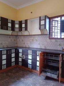 Habitación con encimera con espejo y ventanas. en Ghar-fully furnished house with 2 Bedroom hall and kitchen en Bangalore