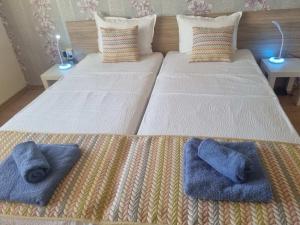 2 camas con almohadas encima en Апартамент Медика en Ruse