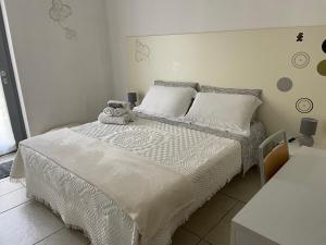 una camera da letto con un letto con un animale di peluche sopra di La Valle dei Trulli Relais a Martina Franca