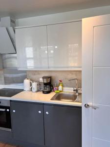 Een keuken of kitchenette bij 2 Bed Apt, 20 mins from London, central romford