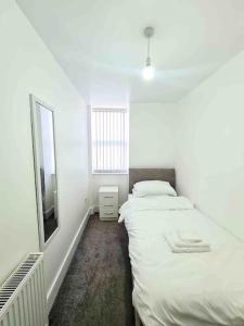 Una cama o camas en una habitación de 2 Bed Apt, 20 mins from London, central romford