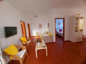 Vv - Casa Clary -Finca Medina في Alojera: غرفة معيشة مع أريكة وطاولة