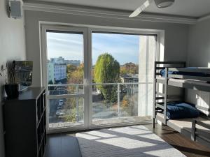 um quarto com uma grande janela com vista para a cidade em 3bedroom Smarthome apartment, close to city center em Zielona Góra