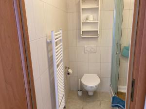 uma pequena casa de banho com WC num quarto em Glada em Jastarnia