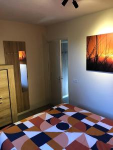 1 dormitorio con 1 cama y una pintura en la pared en Jeltje, en Wildervank