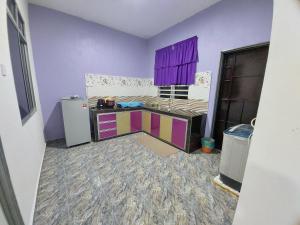 A kitchen or kitchenette at Jerai Geopark Cottage 2 bedrooms Pulau Song²