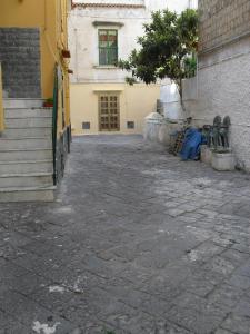 een lege straat voor een gebouw bij Villa Pasqualina -(Sobrietà e Semplicità) in Portici