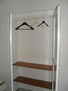 um closet com dois cabides em Villa Pasqualina -(Sobrietà e Semplicità) em Portici