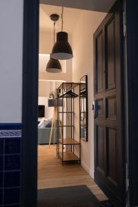 een hal met een deur en een kamer met een plank bij The Weinert Suites in Berlijn