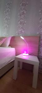 Апартамент Медика في روس: وجود مصباح على طاولة بجانب السرير