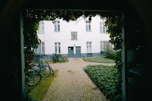 een groep fietsen geparkeerd voor een gebouw bij The Weinert Suites in Berlijn