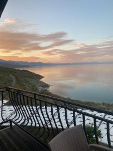 a balcony with a view of a body of water at Il Tramonto in Shirokë