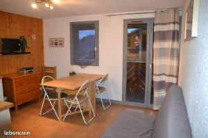 a kitchen with a table and chairs and a dining room at Appartement 5 personnes Crest-Voland Espace Diamant in Cohennoz