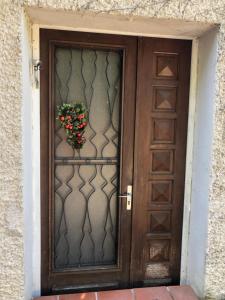 a door with a flower arrangement on it at La villa in Labastide-de-Lévis