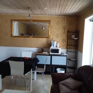 sala de estar con mesa y microondas en Accommodation en Billund