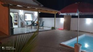 Kolam renang di atau dekat dengan Bangalô praia de Guaratiba Prado com piscina privativa +11 gambar