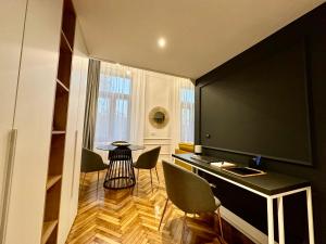 a room with chairs and a desk and a table at Olimpia Residence Palace Oradea in Oradea
