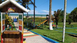 un parque con parque infantil con tobogán en Casa próxima do mar com piscina privativa, en Prado