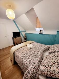 1 dormitorio con 2 camas y TV. en TI CAZ PYRENEES (Chambre d'Hôtes), en Mirepeix