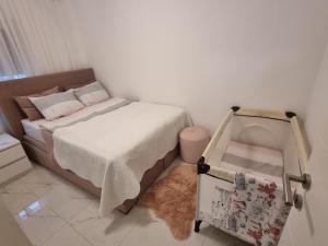 Dormitorio pequeño con cama y alfombra en Kuća za odmor Rita en Čepin