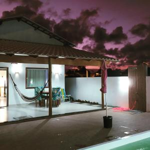 - Vistas a una casa con patio por la noche en Casa próxima do mar com piscina privativa, en Prado