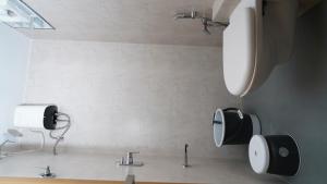 uma casa de banho com 2 lavatórios e um chuveiro em Hotel The Grand Crystal em Ahmedabad