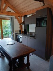 cocina con mesa de madera en una habitación en Le Rucher de St Pierre, en Sainte-Marie-aux-Mines