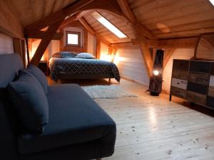 sypialnia z 2 łóżkami i kanapą w pokoju w obiekcie Le Rucher de St Pierre w mieście Sainte-Marie-aux-Mines