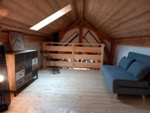 uma sala de estar com um sofá e um beliche em Le Rucher de St Pierre em Sainte-Marie-aux-Mines