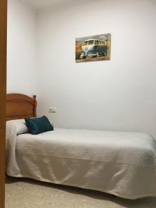 1 cama en un dormitorio con una foto en la pared en Hostal Gutierrez, en Ceuta