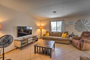 sala de estar con sofá y TV en Lake Havasu Home with Heated Pool about 1 Mi to Water en Lake Havasu City