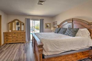 Ένα ή περισσότερα κρεβάτια σε δωμάτιο στο 1 Mi to Lake Havasu! Home with Heated Pool +30 φωτογραφίες