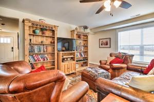 sala de estar con muebles de cuero y TV de pantalla plana en Annys Farm House in Round Hill Wine Country!, en Middleburg