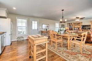 cocina y sala de estar con mesa y sillas en Annys Farm House in Round Hill Wine Country!, en Middleburg
