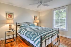 - une chambre avec un lit et un ventilateur de plafond dans l'établissement Annys Farm House in Round Hill Wine Country!, à Middleburg