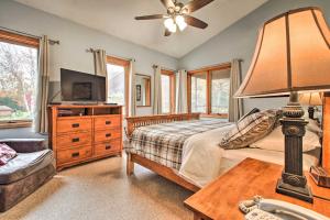 1 dormitorio con 1 cama y 1 mesa con lámpara en 2-Story Townhouse - 1 Mi to Killington Ski Area!, en Killington