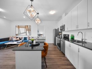 A kitchen or kitchenette at Stylish 3Br + Study Condo - Oakville
