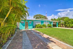 Aed väljaspool majutusasutust Walkable Florida Duplex 2 Blocks to Cocoa Beach!