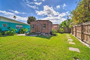 Aed väljaspool majutusasutust Walkable Florida Duplex 2 Blocks to Cocoa Beach!
