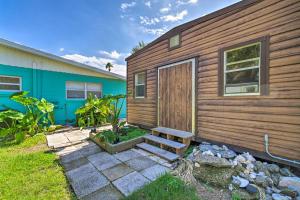Aed väljaspool majutusasutust Walkable Florida Duplex 2 Blocks to Cocoa Beach!