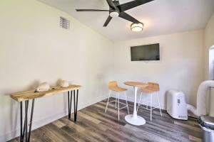 Televiisor ja/või meelelahutuskeskus majutusasutuses Walkable Florida Duplex 2 Blocks to Cocoa Beach!