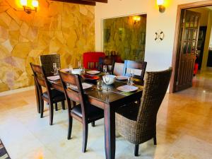 ein Esszimmer mit einem Holztisch und Stühlen in der Unterkunft Villa Mi Dushi Cas Aruba in Palm-Eagle Beach