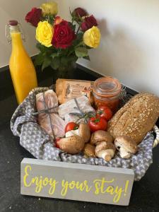 una cesta de comida sentada en una mesa con flores en Me Old Abode Entire Garden Cabin near the Sea en Kent