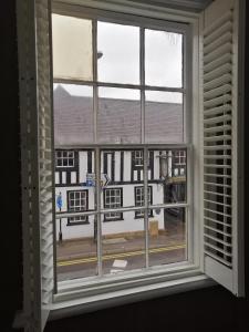 ein offenes Fenster mit Blick auf ein Gebäude in der Unterkunft The Crown Hotel in Southwell