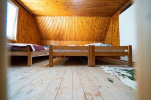 Pokój z 2 łóżkami i drewnianym sufitem w obiekcie Apartment Dobre Vode w mieście Žabljak