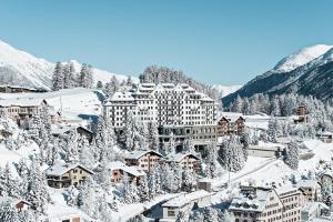 een resort in de bergen bedekt met sneeuw bij Sankt Moritz Chesa Ruinatsch 50 in St. Moritz