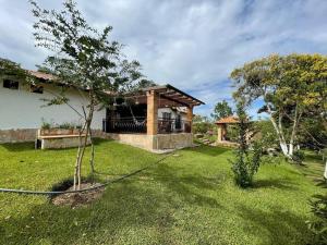 a yard with a house with a hose at Casa de campo Villa Tatiana- Mesa de Los Santos in Los Santos