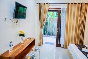 Una televisión o centro de entretenimiento en Zamzam Anjani Villa Lombok