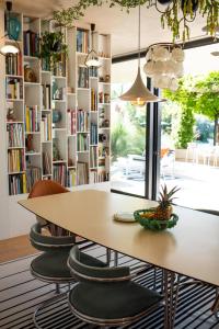 - une salle à manger avec une table et des chaises dans l'établissement Maison Jalon, à Aix-en-Provence